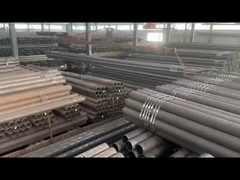 倉庫内のパイプの積載